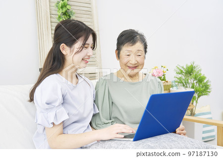 祖母和孫子在家使用電腦 97187130