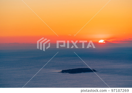 （靜岡縣）從伊豆天際線看到的初島日出 97187269