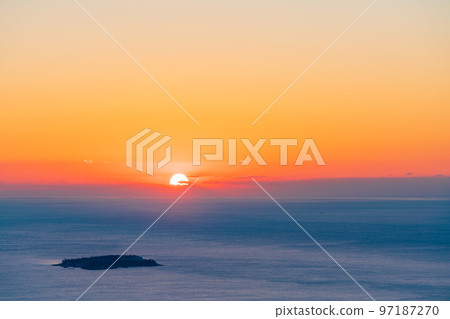 （靜岡縣）從伊豆天際線看到的初島日出 97187270