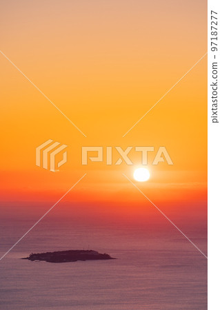(Shizuoka Prefecture) Sunrise on Hatsushima seen from the Izu Skyline (Shizuoka Prefecture) Sunrise on Hatsushima seen from the Izu Skyline 97187277