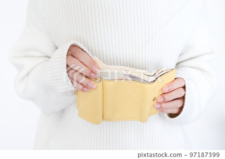 手從錢包裡拿錢 97187399