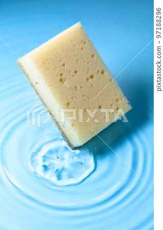 The sponge falls into the water. The sponge falls into the water. 97188296