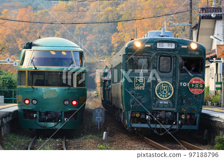 "TORO-Q" and the limited express "Yufuin no Mori" passing each other at Yunohira Station 97188796