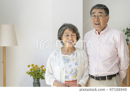 一對 70 多歲的夫婦看著相機肖像 97188940