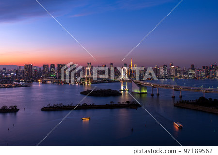 Evening scenery in the center of Tokyo · Rainbow Bridge and Tokyo Tower Evening scenery in the center of Tokyo · Rainbow Bridge and Tokyo Tower 97189562