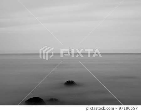 海灘長時間曝光陰天黑白地平線 97190557