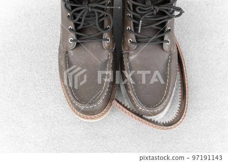 破鞋。有缺陷的產品的圖像。 97191143