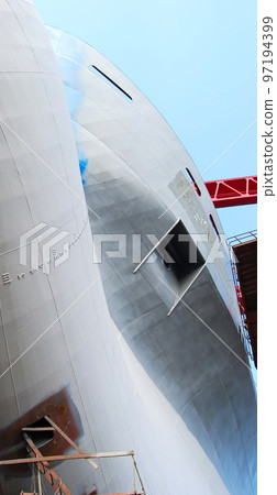 Tonnage steel ship is under construction in shipyard, shipbuilding continues 97194399
