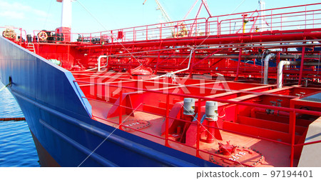 Tonnage steel ship is under construction in shipyard, shipbuilding continues 97194401