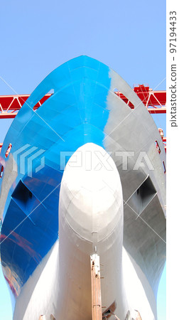 Tonnage steel ship is under construction in shipyard, shipbuilding continues 97194433