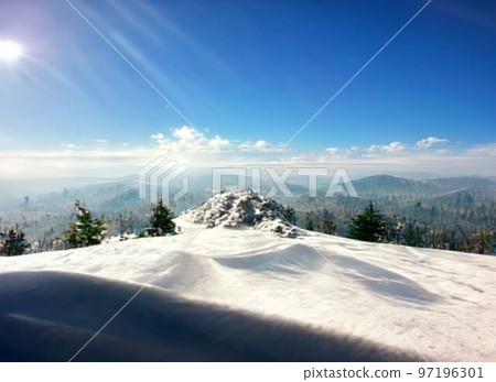 從多雪的山的上面的晴天風景 從多雪的山的上面的晴天風景 97196301