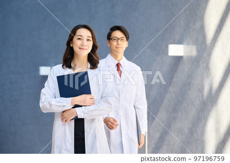 穿白大褂走在醫院走廊裡的男女醫學影像 97196759
