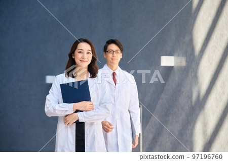 穿白大褂走在醫院走廊裡的男女醫學影像 97196760