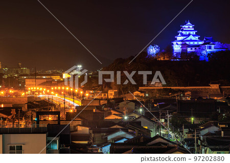 燈火通明的唐津城和街景“佐賀縣” 97202880