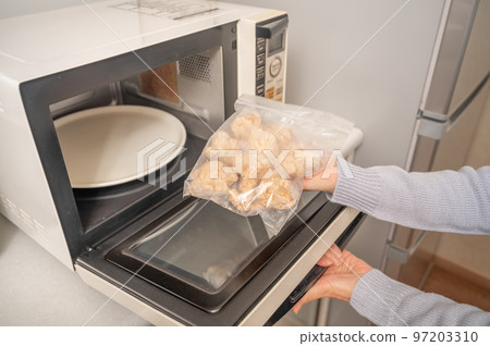 Cooking in a frozen deep-fried range 97203310