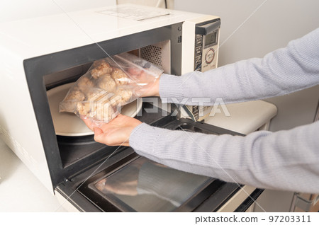 Cooking in a frozen deep-fried range Cooking in a frozen deep-fried range 97203311