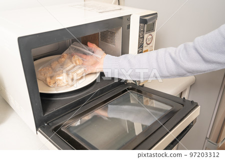 Cooking in a frozen deep-fried range Cooking in a frozen deep-fried range 97203312