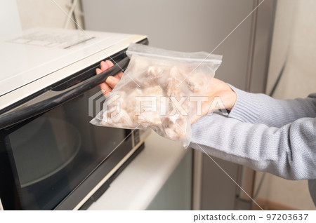 在冷凍牛肉肌肉範圍內烹飪 97203637