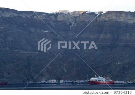 一排白色的房子建在聖托里尼的懸崖上 一排白色的房子建在聖托里尼的懸崖上 97204313