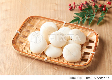 Round rice cakes served in a strainer 97205545