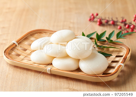 Round rice cakes served in a strainer 97205549