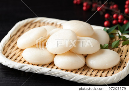 圓年糕盛在濾網中 97205579