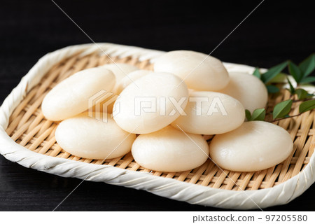 圓年糕盛在濾網中 97205580