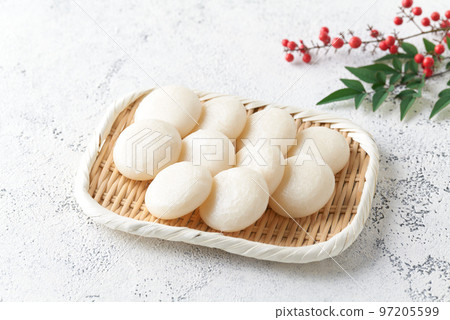 Round rice cakes served in a strainer Round rice cakes served in a strainer 97205599
