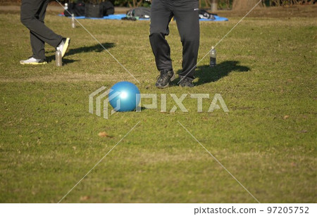 朝塑料瓶目標射擊 97205752