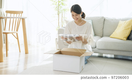 包裝紙板箱的女人 包裝紙板箱的女人 97206003