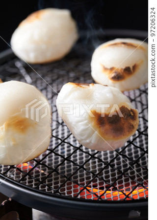 Bake round rice cakes on a net 97206324
