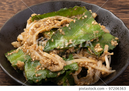 Sesame dressing of square beans and enoki mushrooms Sesame dressing of square beans and enoki mushrooms 97206363