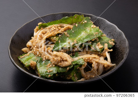 Sesame dressing of square beans and enoki mushrooms Sesame dressing of square beans and enoki mushrooms 97206365