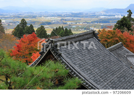 The garden and observatory of Kudara-ji Temple in autumn colors overlooking Lake Biwa 97206609