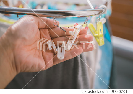 The clothespin broke when I was drying the laundry The clothespin broke when I was drying the laundry 97207011