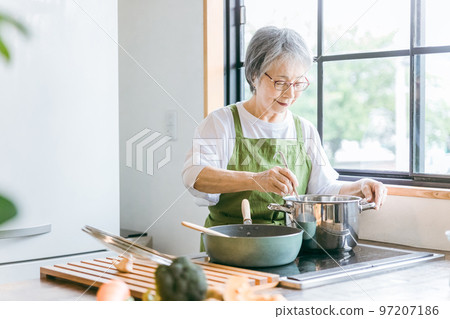 在家廚房做飯的亞洲老年婦女(微笑) 在家廚房做飯的亞洲老年婦女(微笑) 97207186