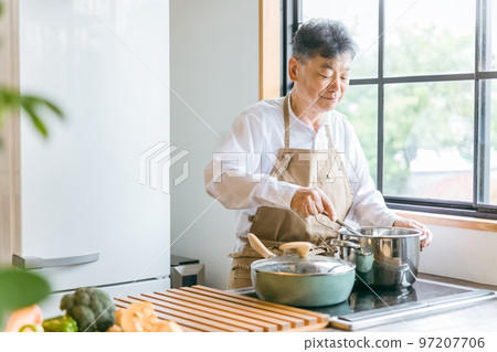 亞洲老人在家裡的廚房裡用煎鍋烹飪自製食物（微笑） 97207706