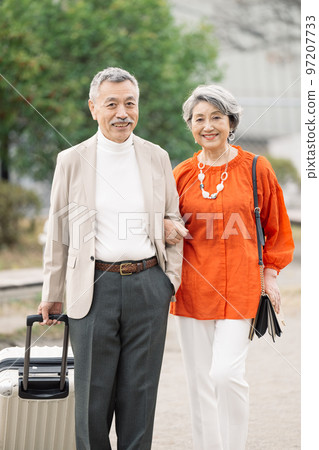 穿著華麗衣服的高級夫婦 穿著華麗衣服的高級夫婦 97207733