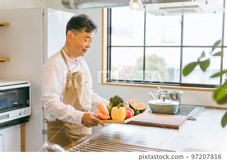 亞洲中老年男子在家廚房用蔬菜做飯 97207816