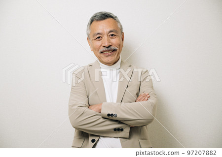 Smiling senior man wearing a jacket 97207882