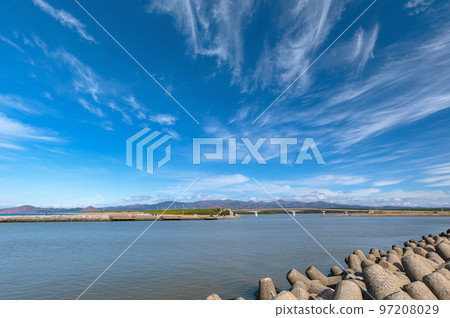 【青森縣五所川原市】晴天時，十三湖大橋周圍垂釣者絡繹不絕 97208029