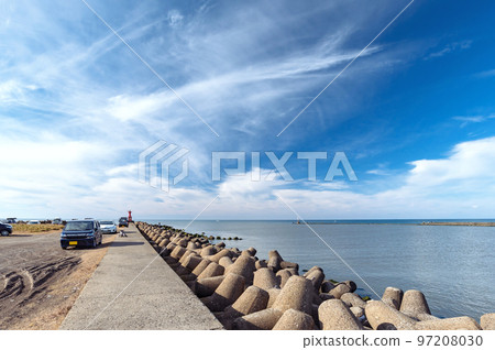 【青森縣五所川原市】陽光明媚的日子裡，十三湖大橋周圍到處都是垂釣者（圖片是大橋西南方向） 97208030