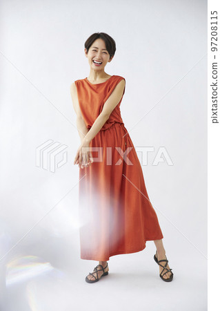 穿著橙色連衣裙的中產婦女 穿著橙色連衣裙的中產婦女 97208115