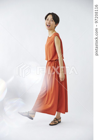 穿著橙色連衣裙的中產婦女 穿著橙色連衣裙的中產婦女 97208116