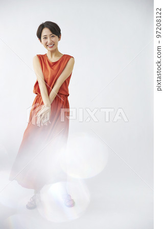 穿著橙色連衣裙的中產婦女 97208122