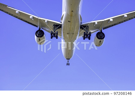 Landing plane Airbus A350-900 97208146