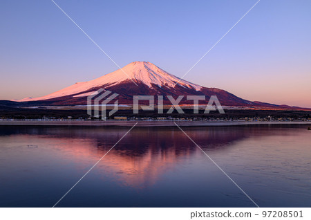 Lake Yamanaka in the middle of winter and a superb view of Mt. Fuji upside down in the early morning 97208501