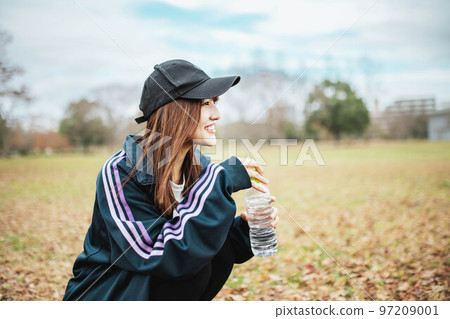 運動後補水的女人 運動後補水的女人 97209001