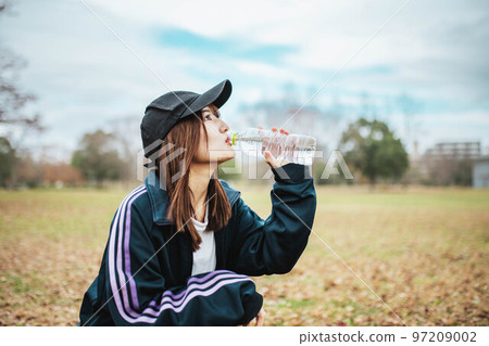 運動後補水的女人 運動後補水的女人 97209002