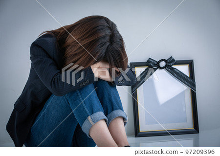 抱著膝蓋哭泣的女人 抱著膝蓋哭泣的女人 97209396